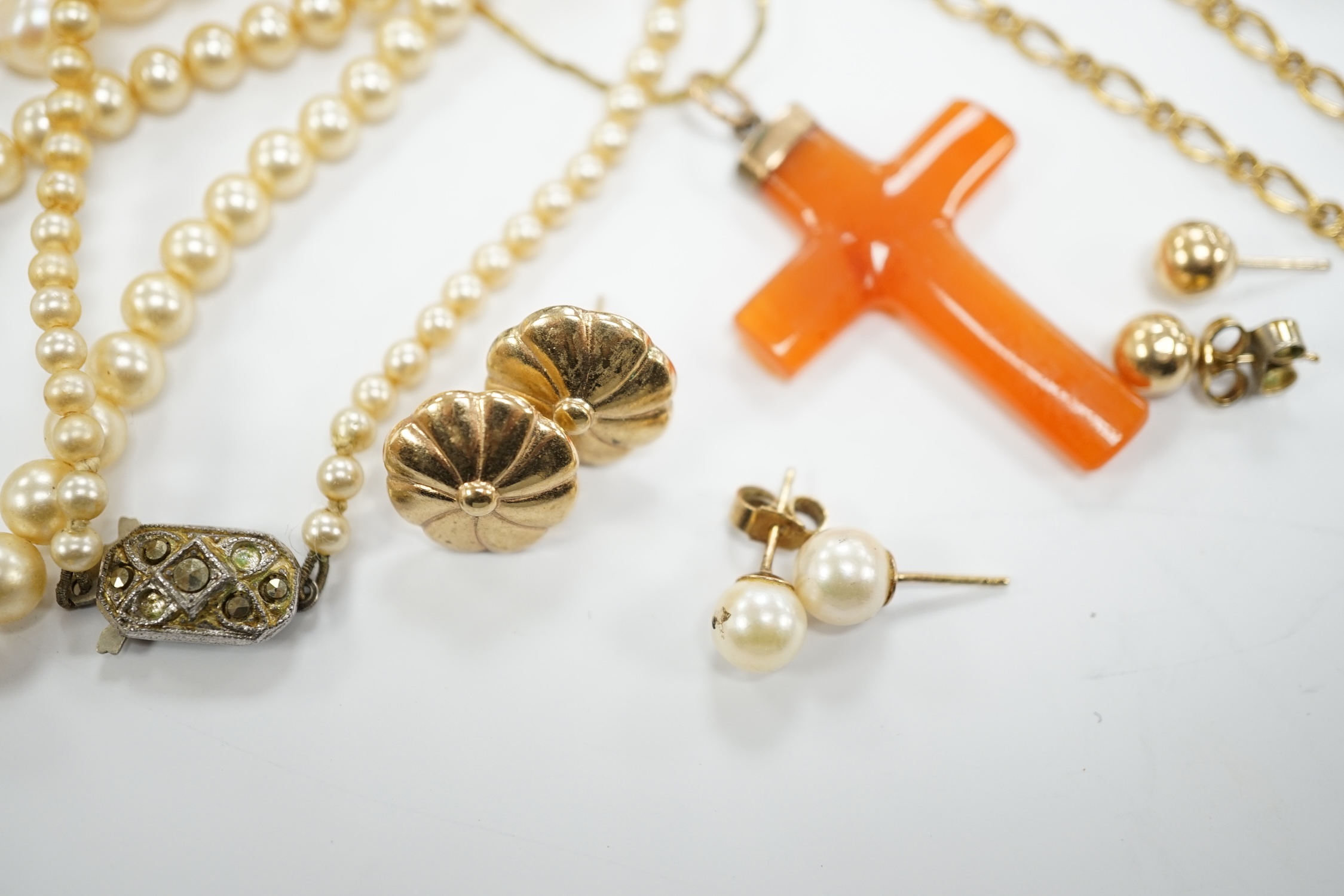 Sundry jewellery including 9ct gold bracelet, 9ct gold chain, three pairs of ear studs, a cultured pearl necklace, a carnelian cross pendant on chain and a simulated pearl necklace.